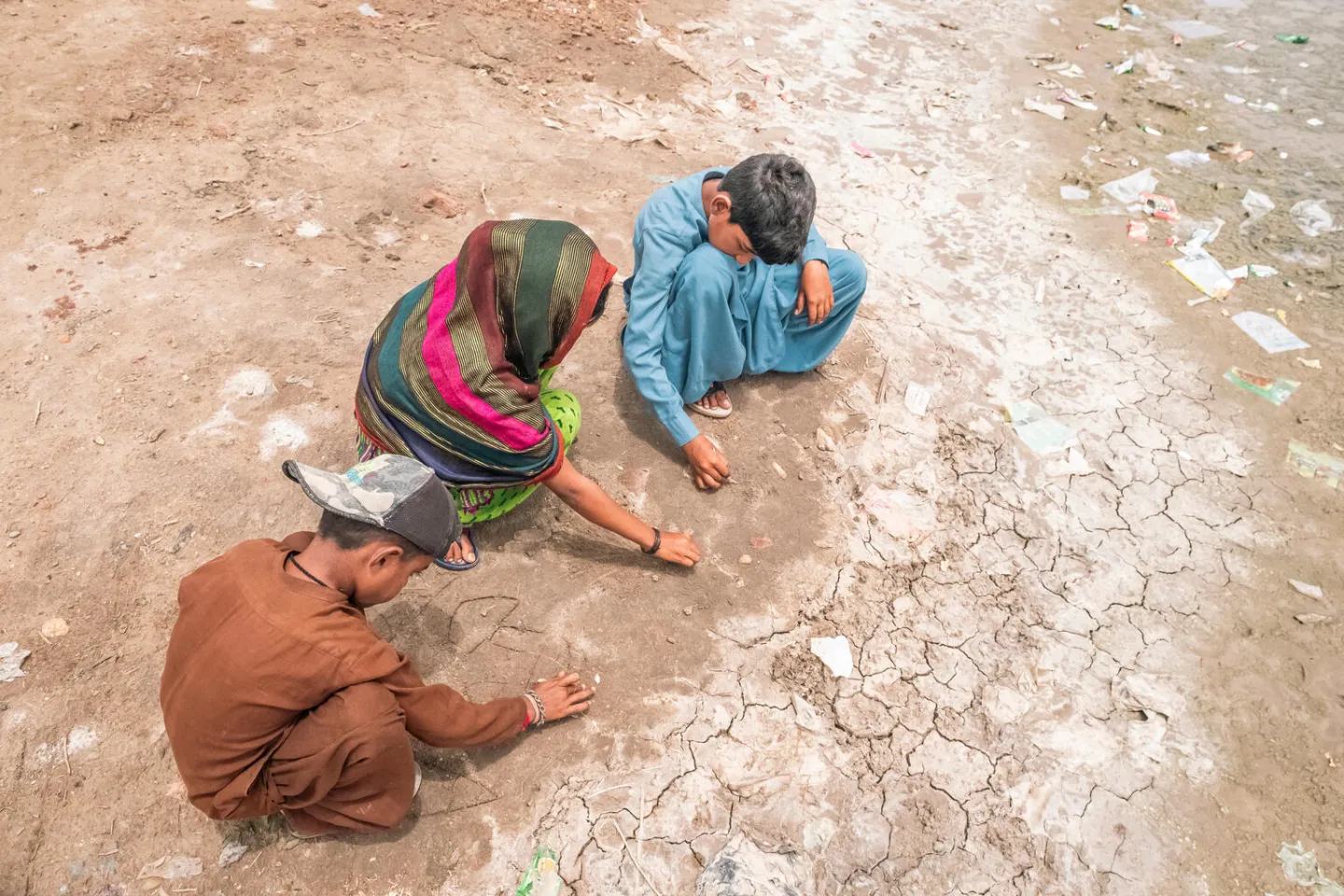 Tres ni&ntilde;os juegan en lo que ahora es una &aacute;rea seca en el pueblo de Geokaloi, Pakist&aacute;n.