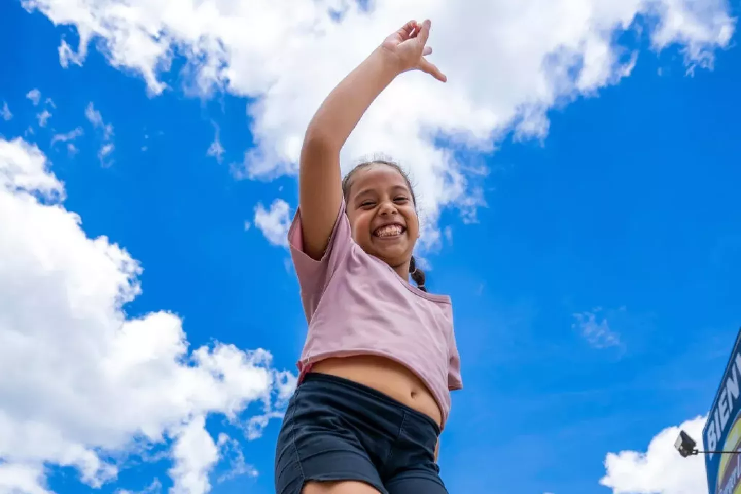 Una ni&ntilde;a saltando