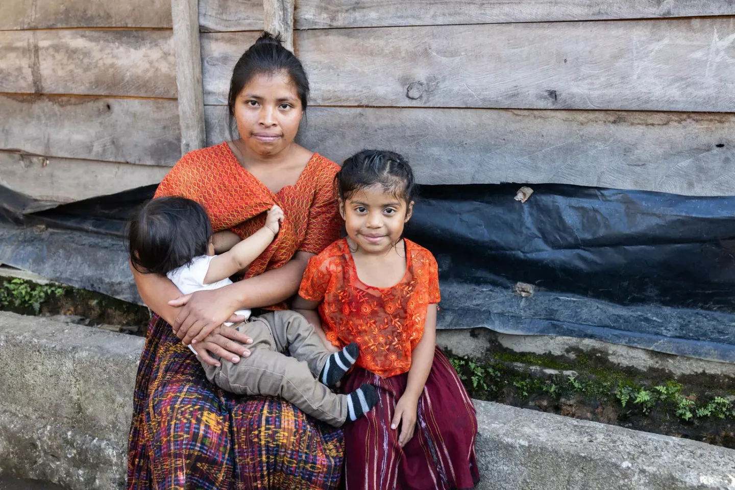 Una mujer con dos ni&ntilde;os