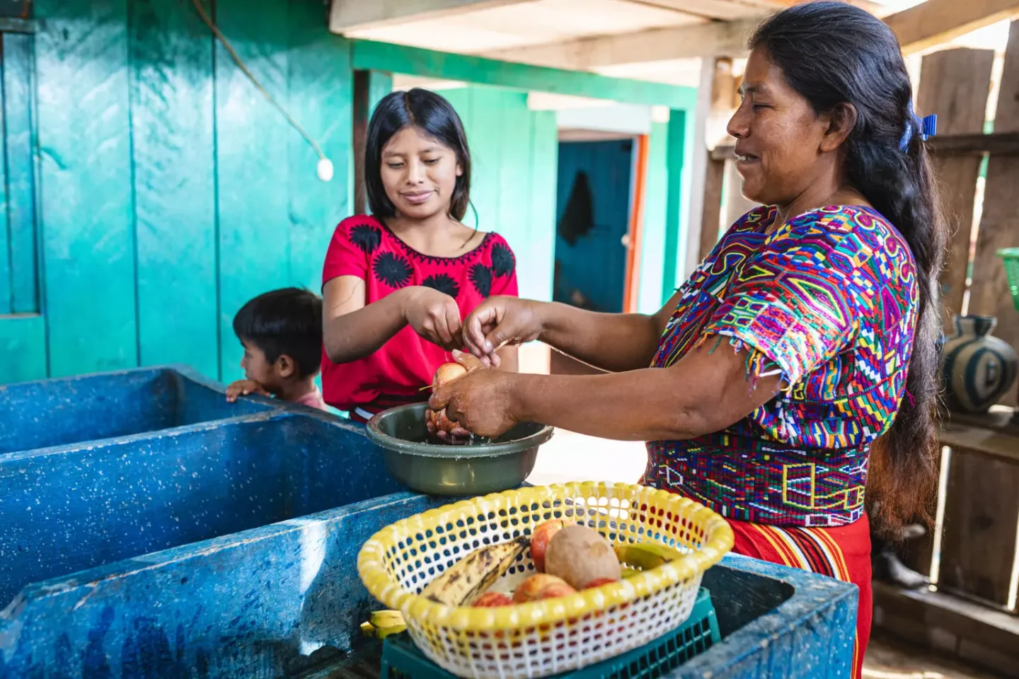 Una adolescente preparando la comida en la cocina