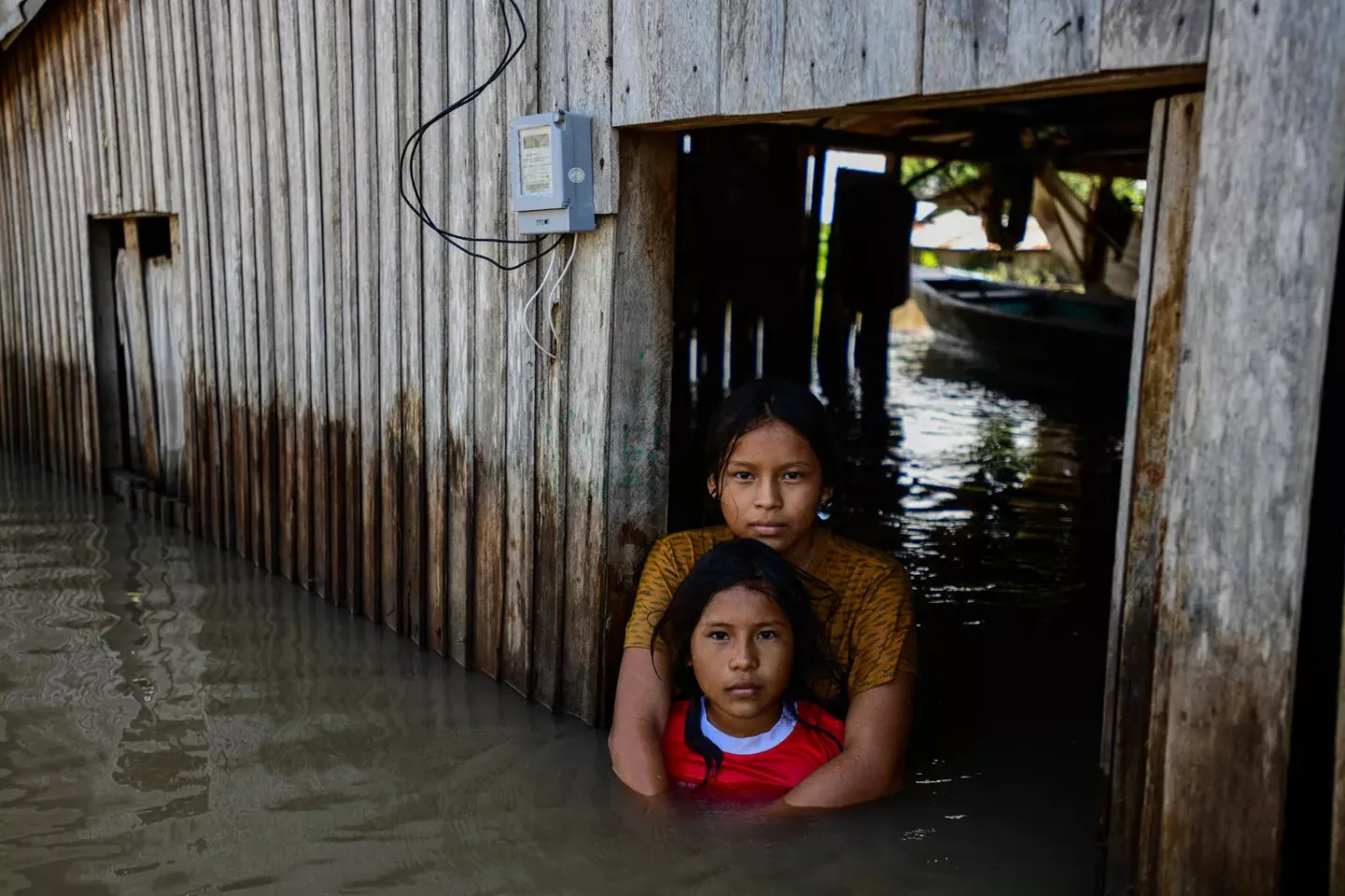 Dos ni&ntilde;as en una casa inundada en Per&uacute;