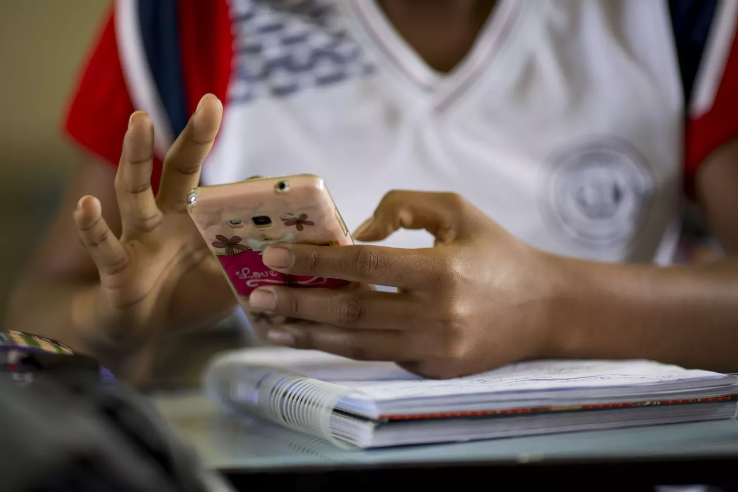 Adolescente usando un tel&eacute;fono celular