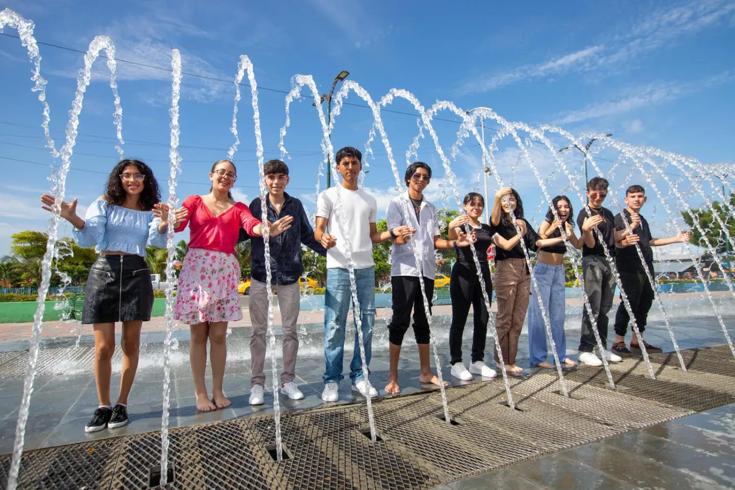 Adolescentes de pie dentro de una fuente de agua