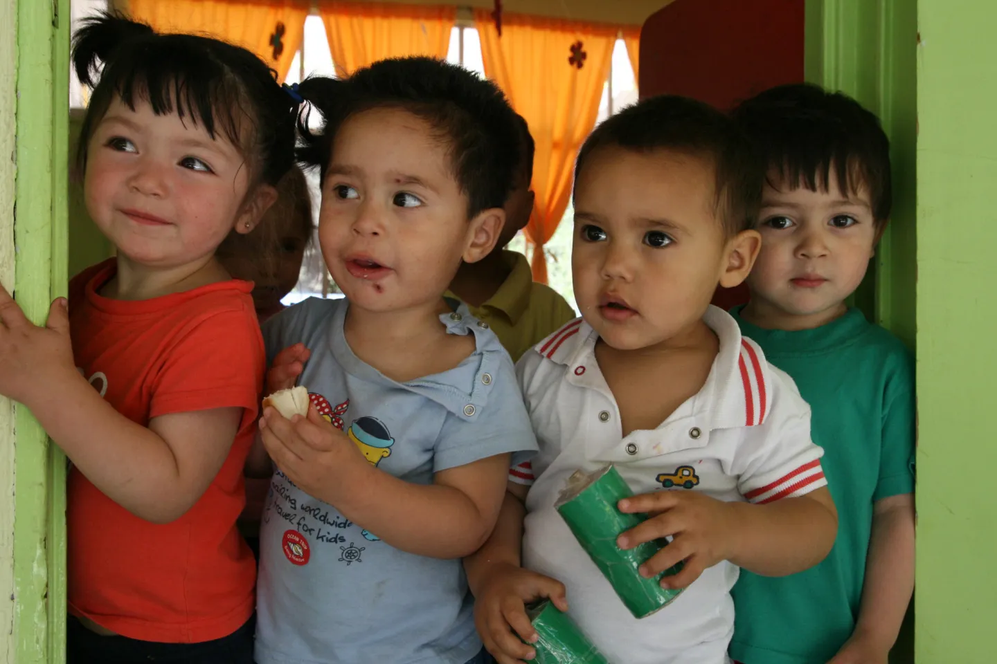 Ni&ntilde;os pequelos en fila.