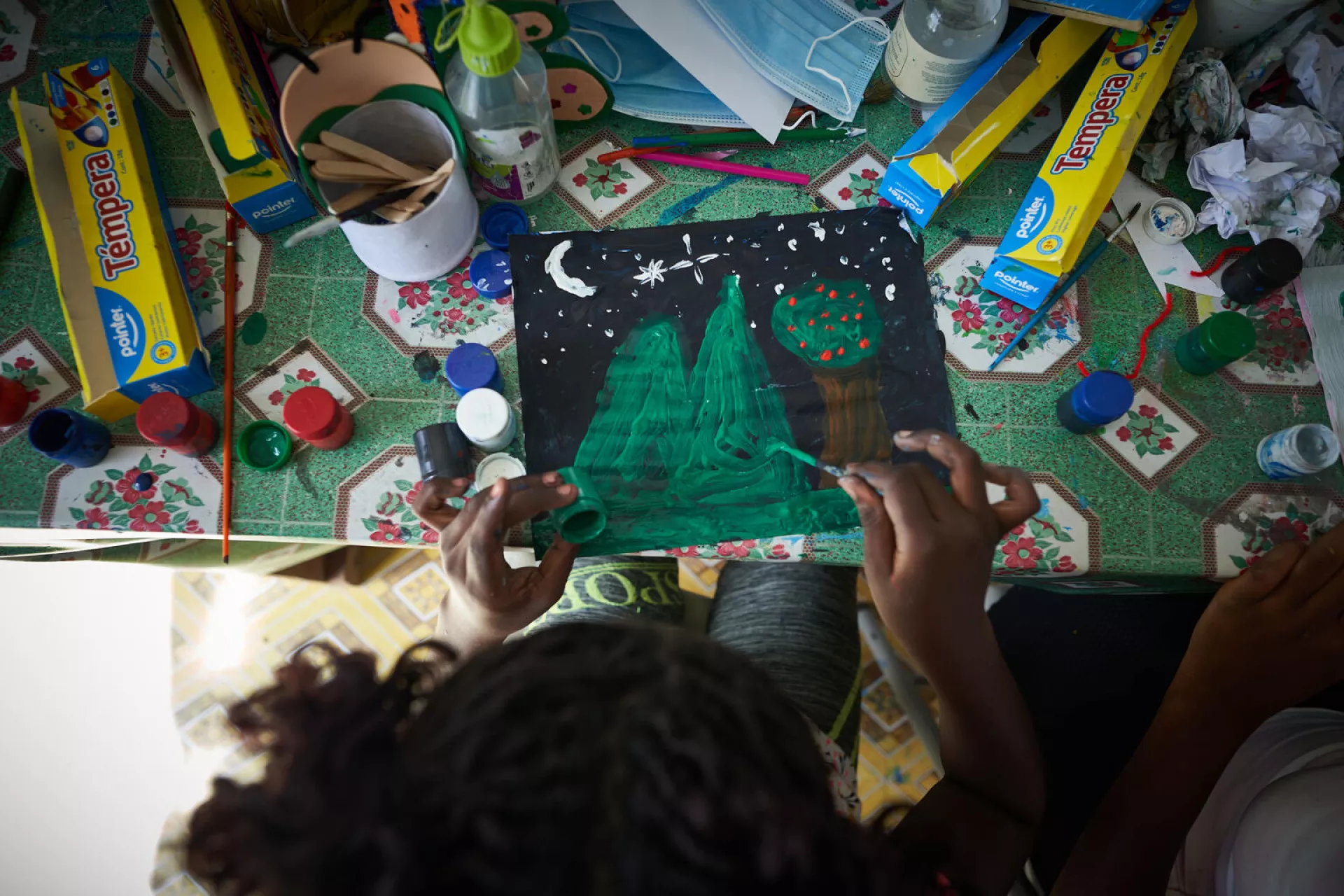 A girl is drawing in Migration Reception Centre in Darien, Panama.