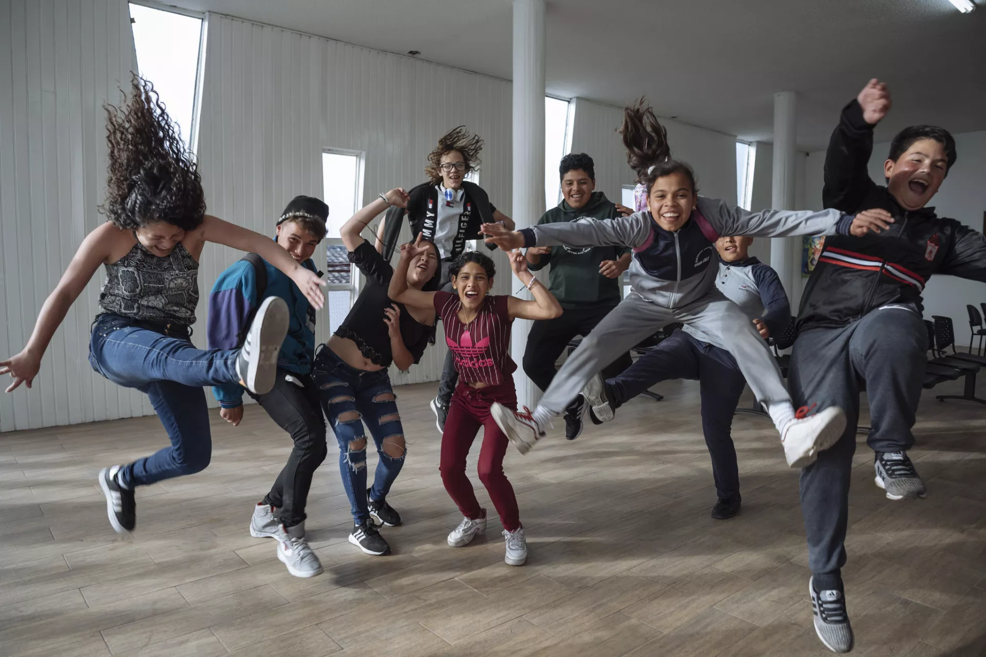 J&oacute;venes saltando de alegr&iacute;a
