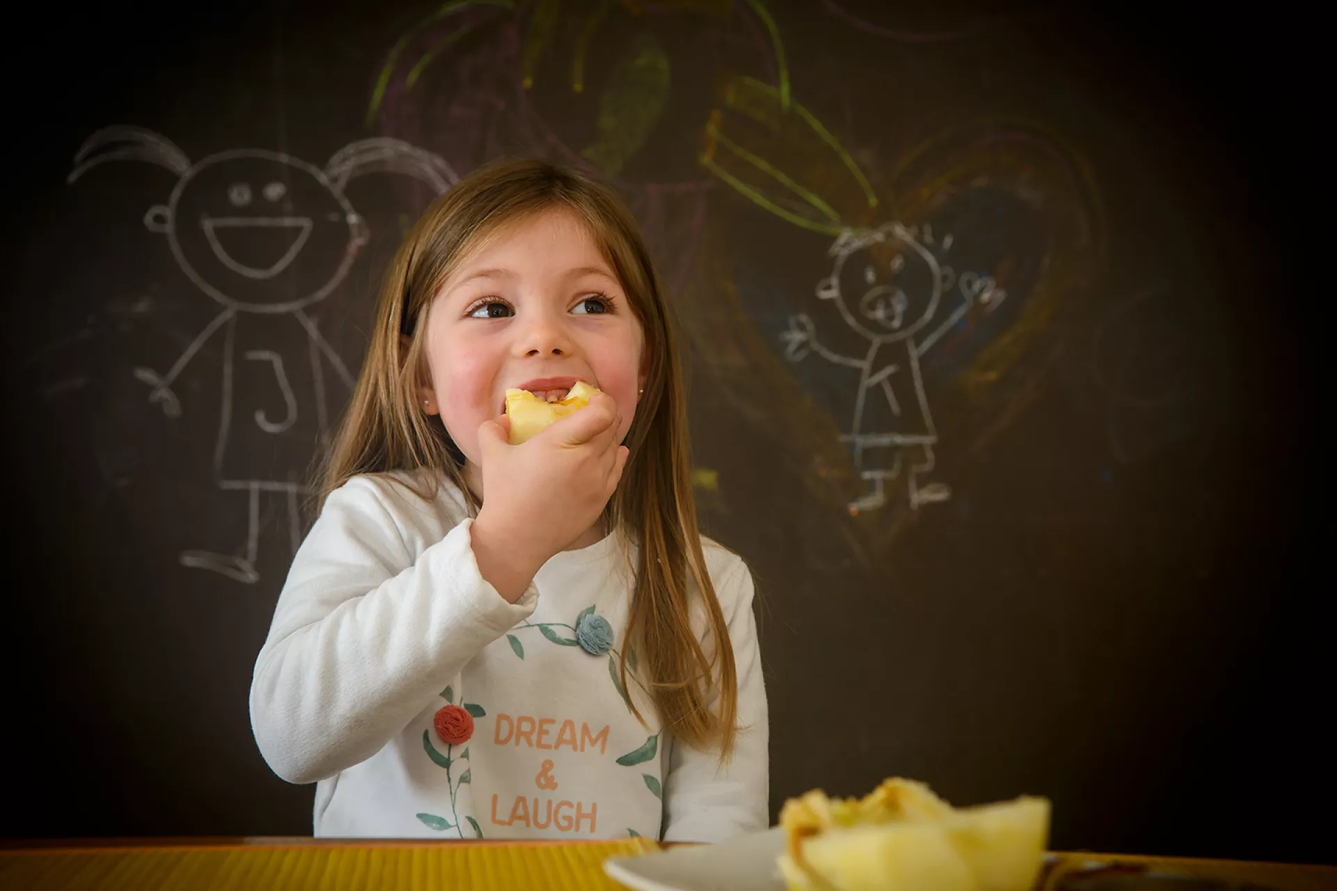 Jacinta, de 4 a&ntilde;os, come una manzana en su casa de Montevideo, Uruguay. Los padres de Jacinta a menudo le dan fruta de postre. 