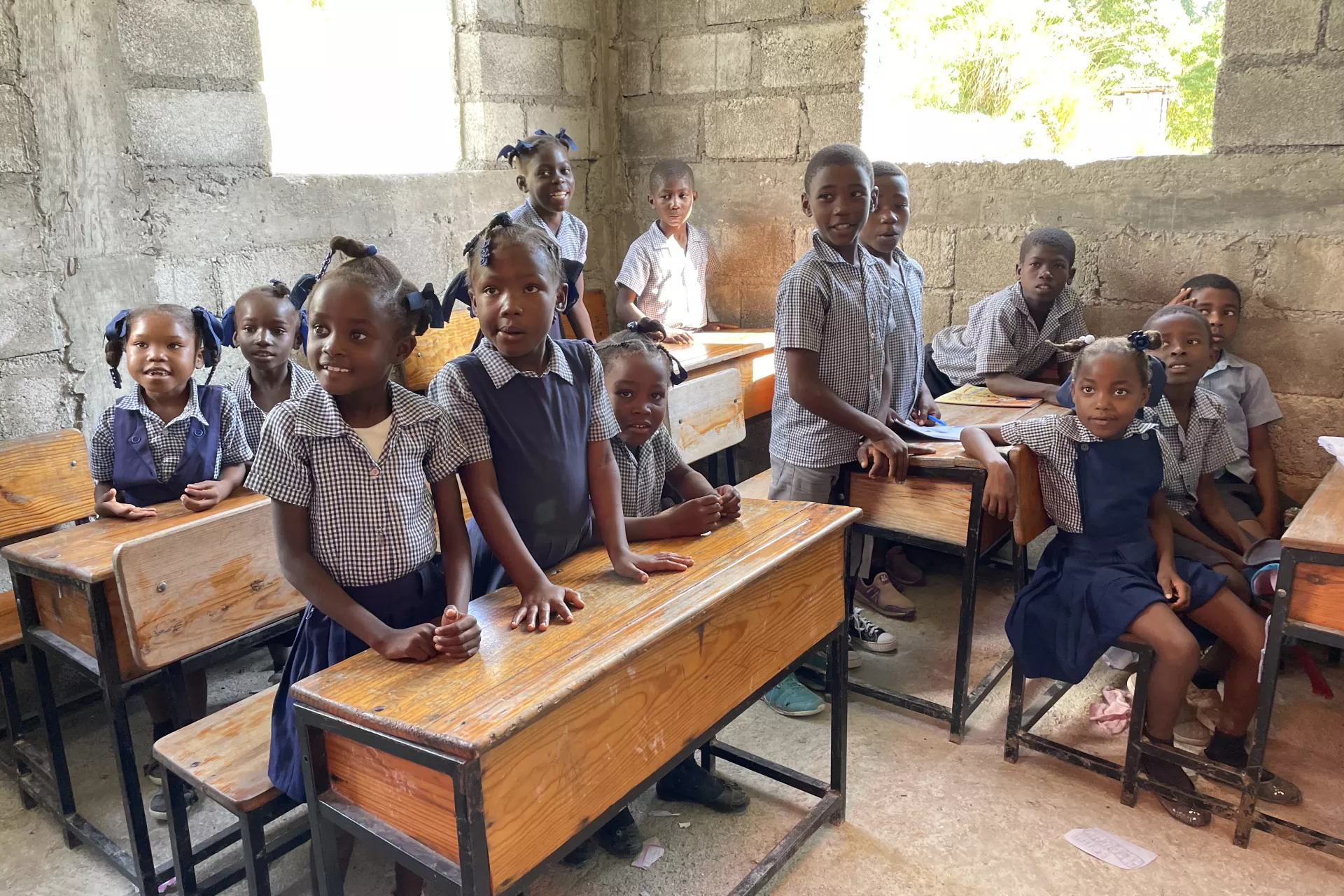 After the August 2021 earthquake, which destroyed or severely damaged 738 schools, UNICEF has been helping the children of Haiti to study. Before the winter break ends and classes resume in 2022, 80,000 school kits are being delivered to children in the departments of Sud, Grand Anse and Nippes. 
