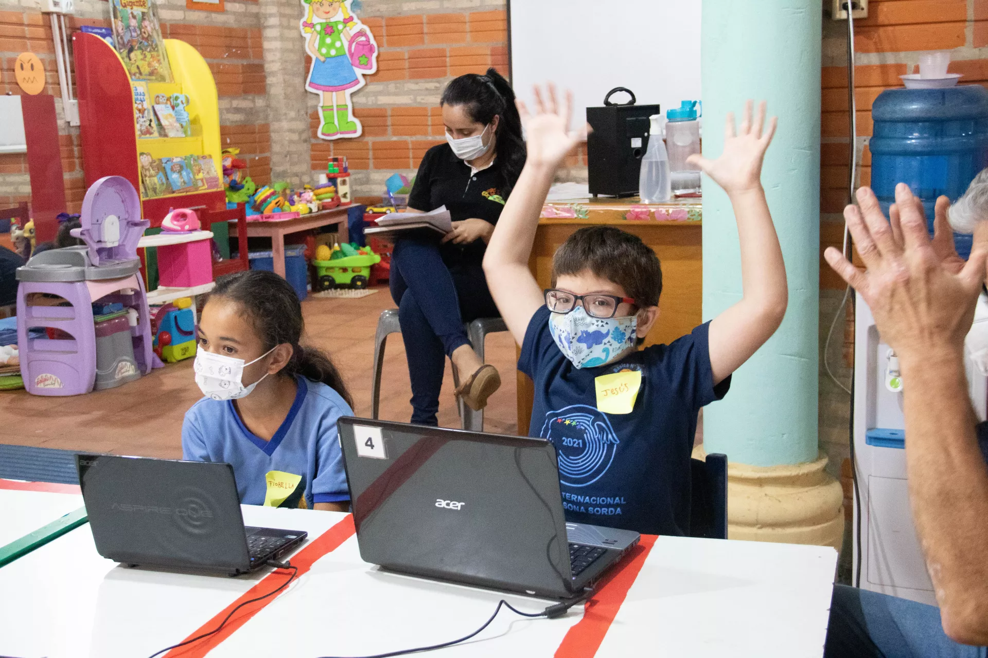 1st grade students learning sign-language through an Accessible Digital Textbook (ADT) in a inclusive classroom of the school Escuela B&aacute;sica Medalla Milagrosa, located in Limpio, Paraguay during the 1st pilot of ADT in the country.