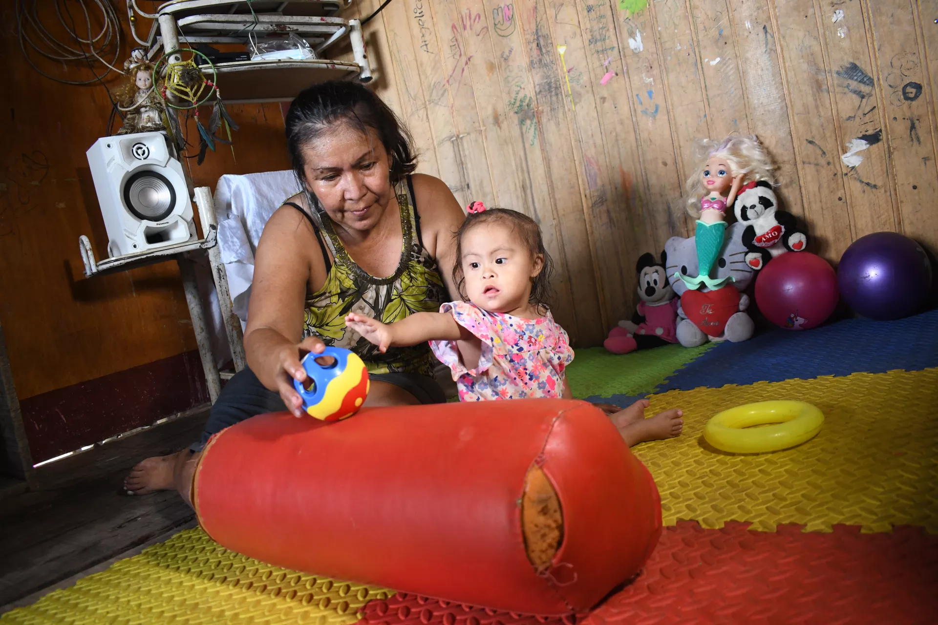Madre juega con su hija