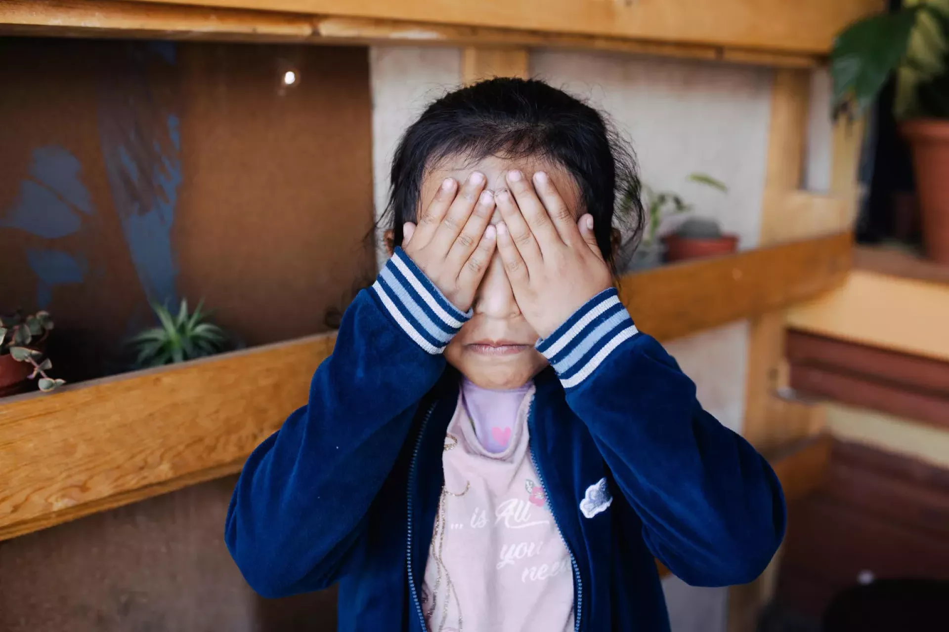 Una ni&ntilde;a cubriendose los ojos