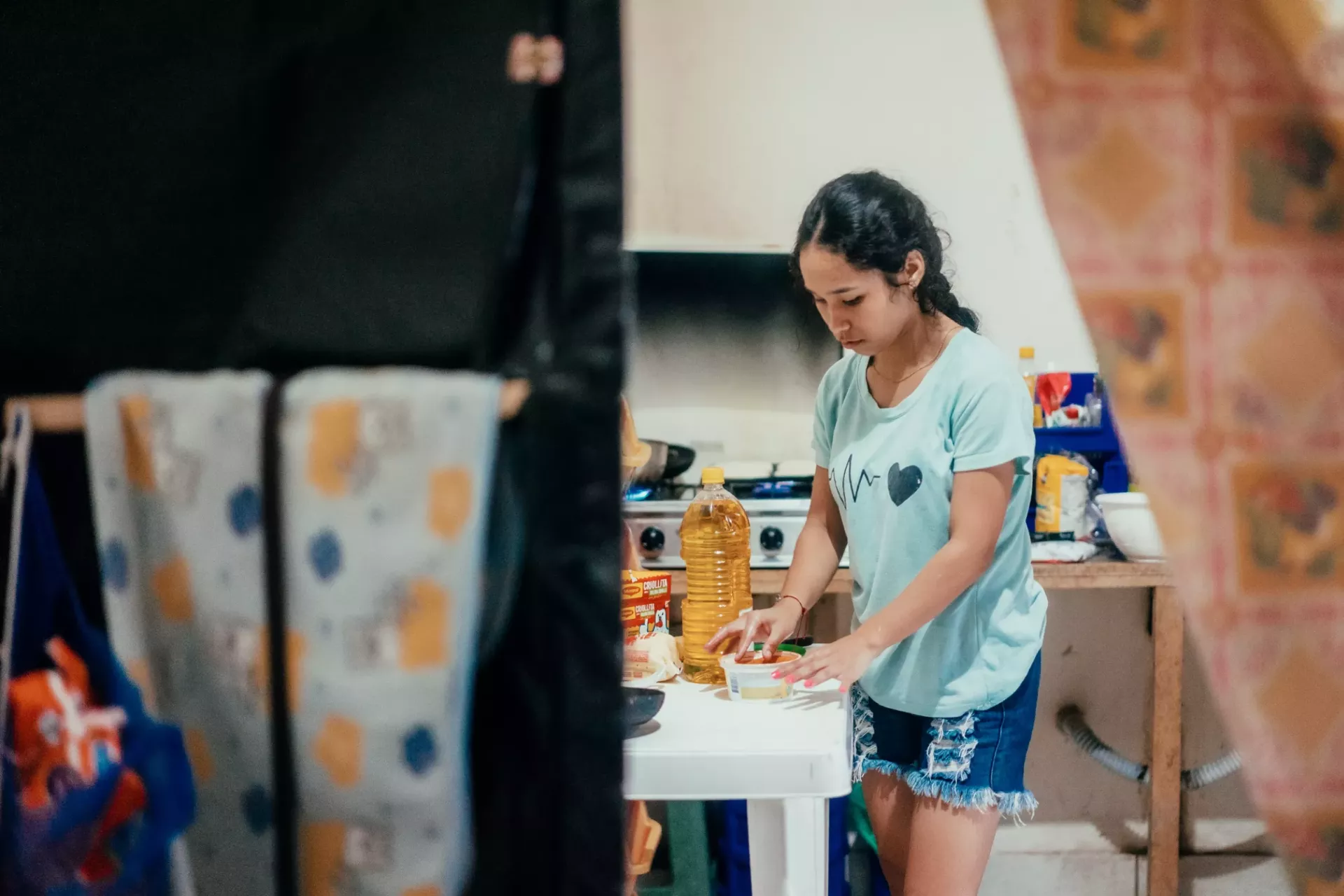 Una adolescente preparando la comida en la cocina