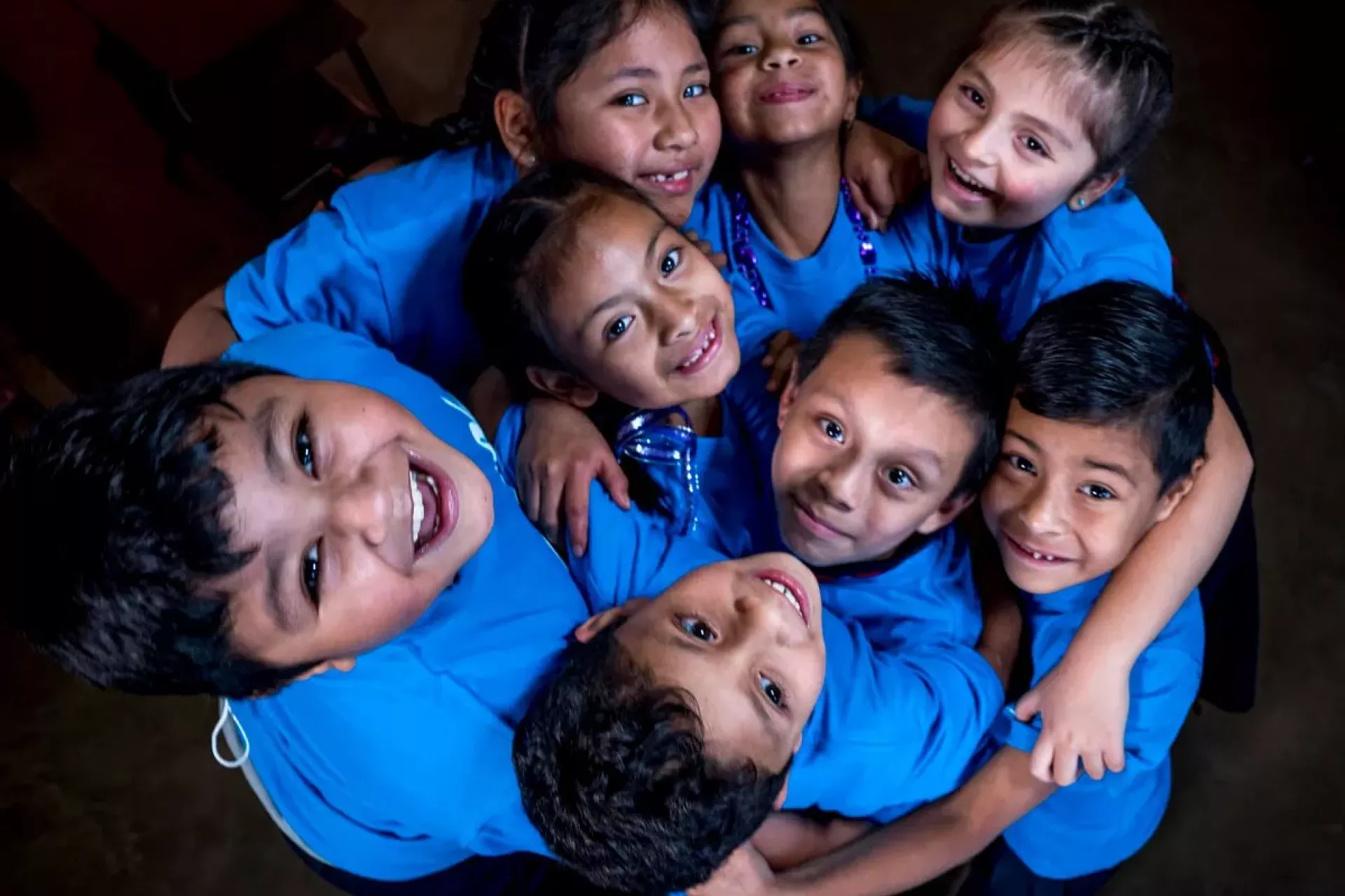 Un grupo de ni&ntilde;os y ni&ntilde;as abrazados