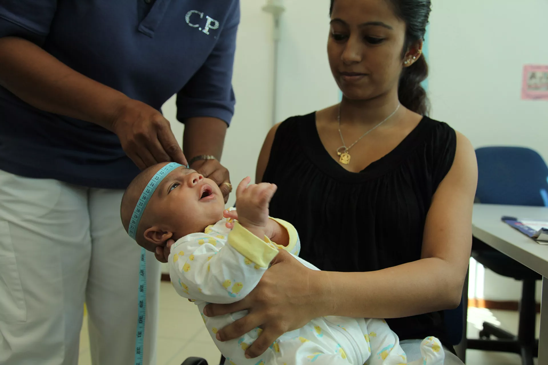 Un trabajador de la salud mide la circunferencia de la cabeza de un beb&eacute; durante un examen de rutina, en una cl&iacute;nica de maternidad maternoinfantil en Philipsburg, Sint Maarten. 