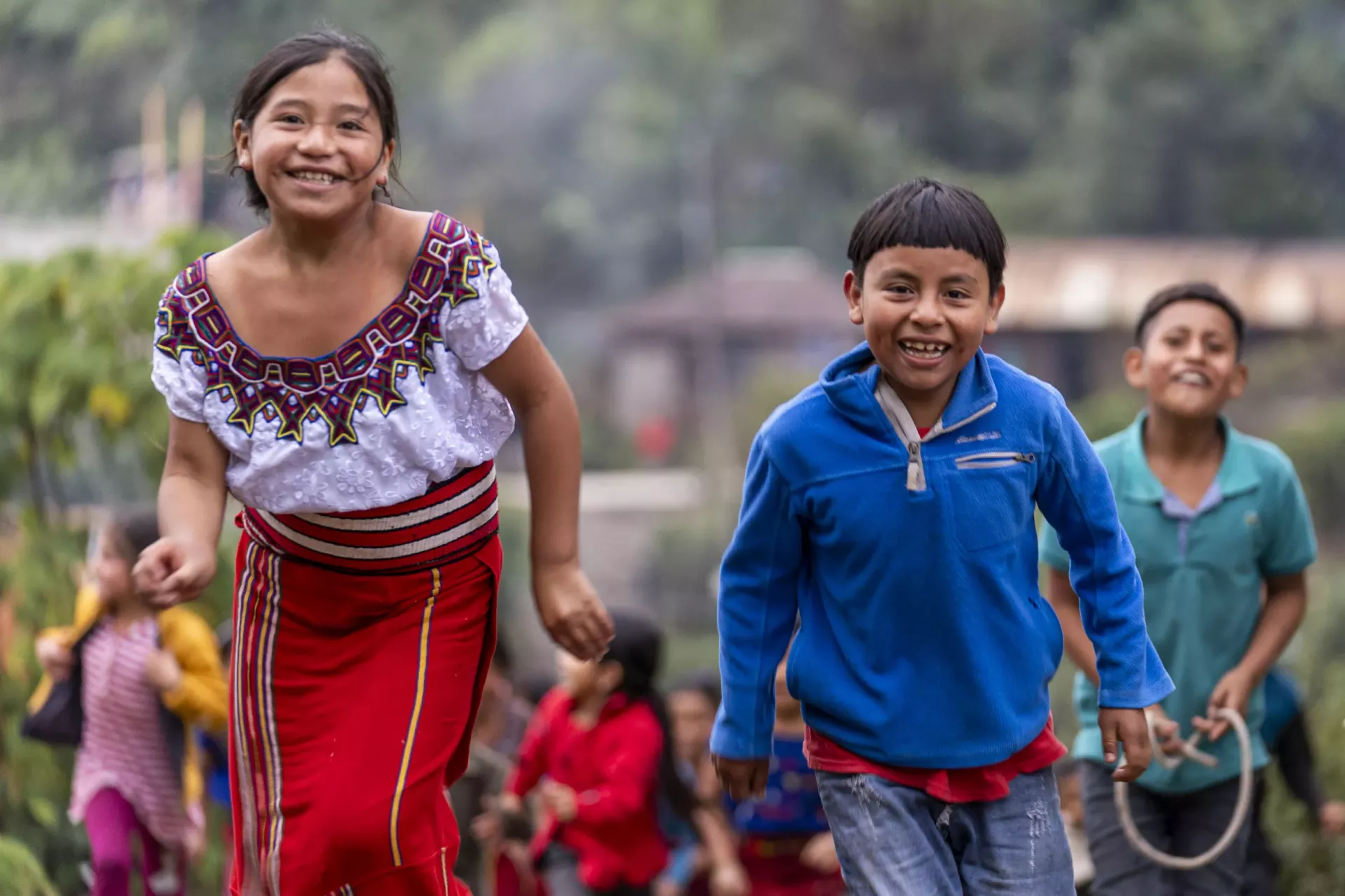  Ni&ntilde;os y ni&ntilde;as corren en las calles de Chajul, Quiche, Guatemala.