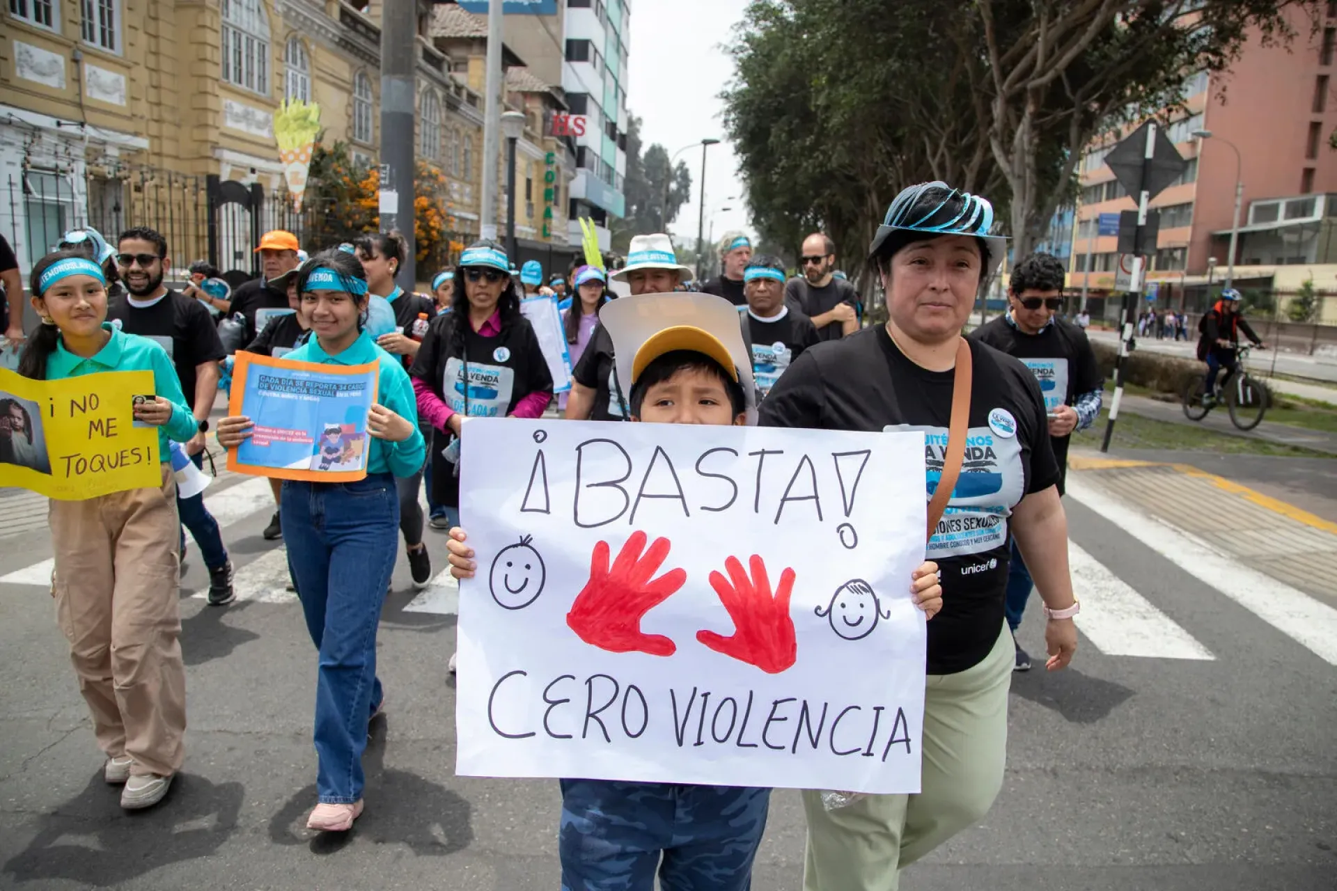 Un grupo de ni&ntilde;os y ni&ntilde;as con carteles de Cero Violencia