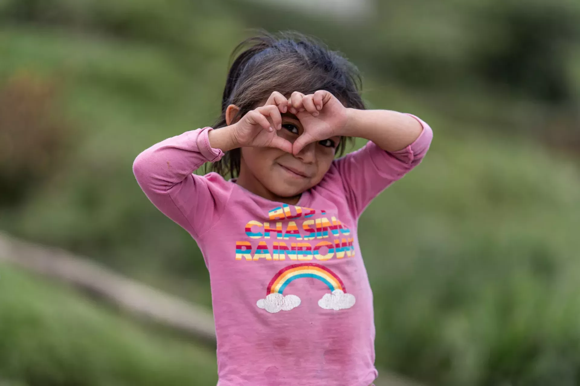 Una ni&ntilde;a sostiene las manos en forma de coraz&oacute;n