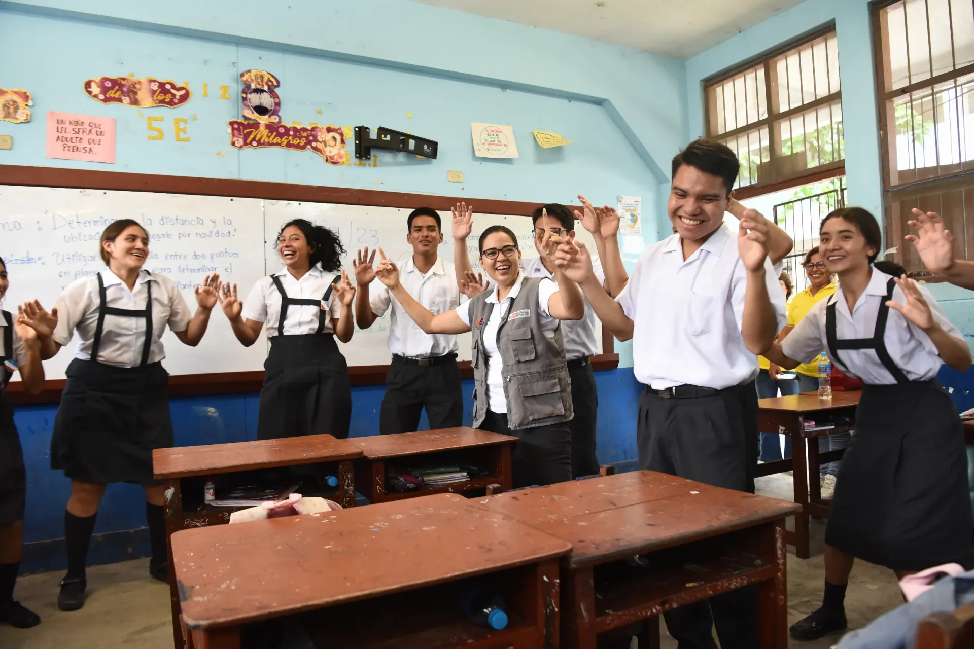 Ni&ntilde;os y ni&ntilde;as en un sal&oacute;n de clases 
