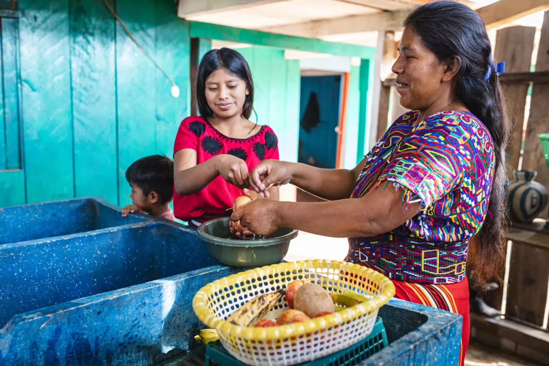 Una adolescente preparando la comida en la cocina