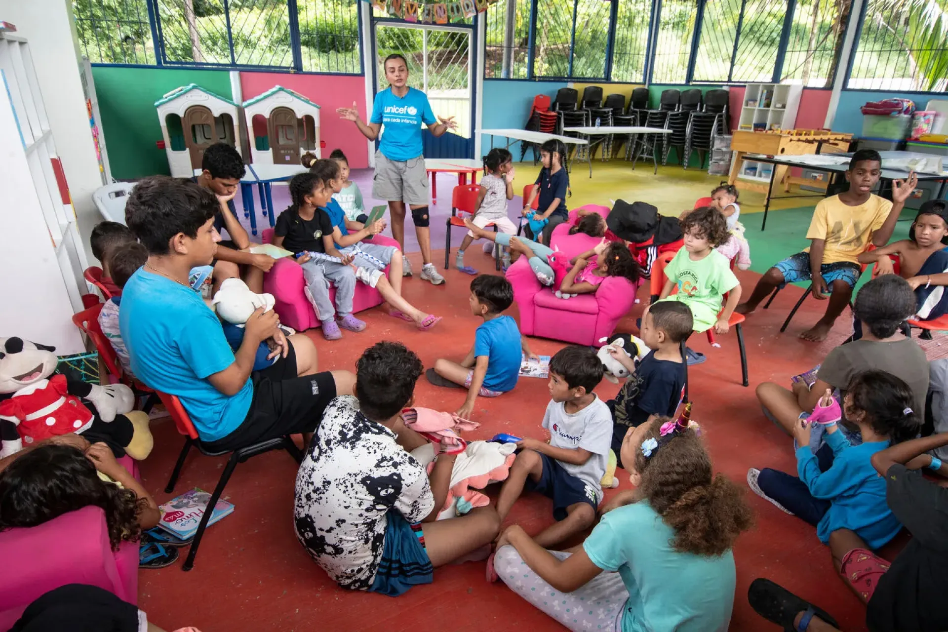 Un grupo de ni&ntilde;os y ni&ntilde;as en un Espacio Seguro para la Infancia