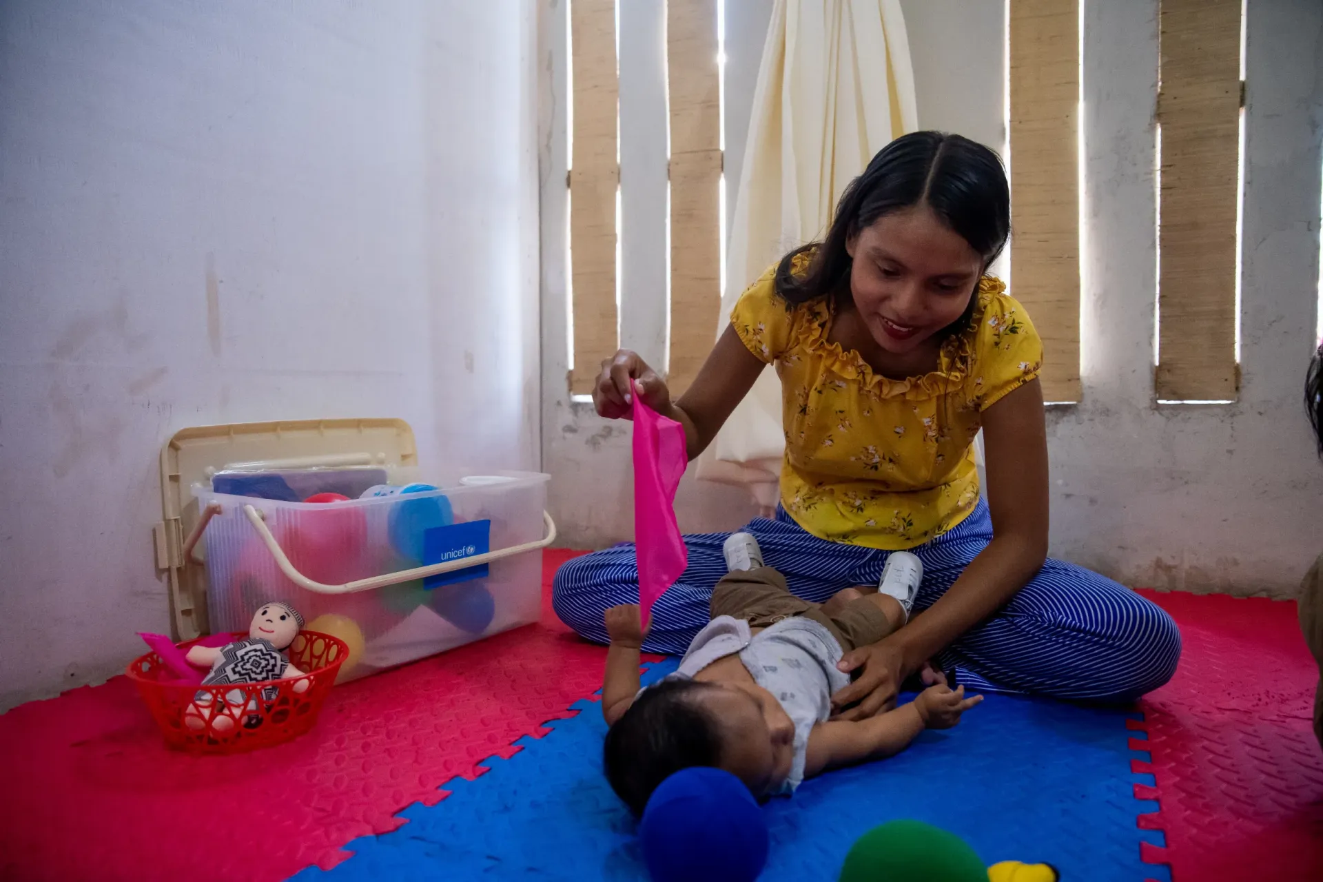 Una mujer con un beb&eacute;