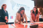 ministra de chile firmando compromiso por la educación