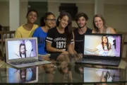 adolescentes estudiantes con un computador portatil abierto, pasaporte de aprendizaje