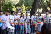 Juan David y Dairilys participan con sus compa&ntilde;eros en una batucada