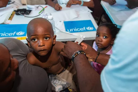 A un niño se le mide la circunferencia de la parte media del brazo (MUAC) en una clínica de salud móvil en Puerto Príncipe, Haití.