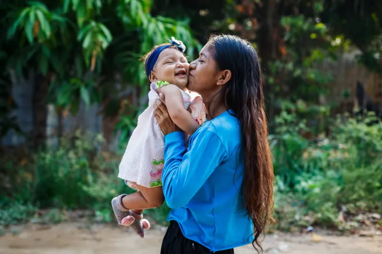 Madre abraza a su beb&eacute;