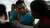 Un hombre escucha con atenci&oacute;n a lo que dicen ni&ntilde;os