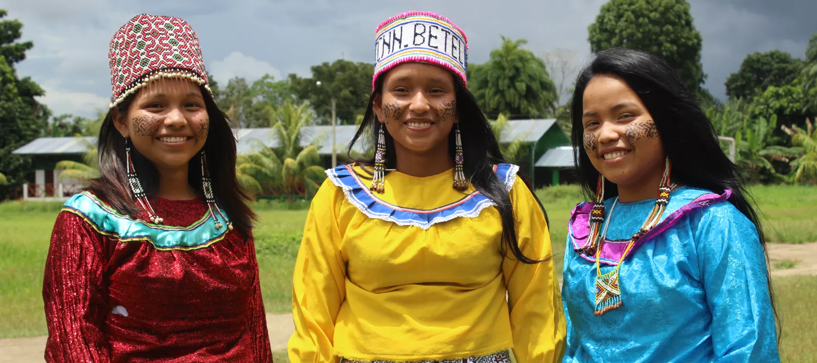Tres adolescentes peruanas de la regi&oacute;n Ucayali.