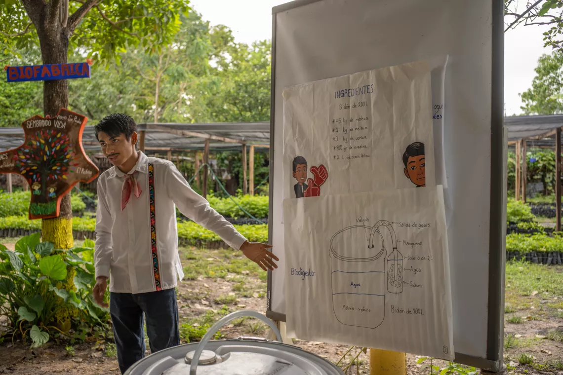 Un joven activista comparte sus conocimientos sobre biofertilizantes naturales con j&oacute;venes de su comunidad