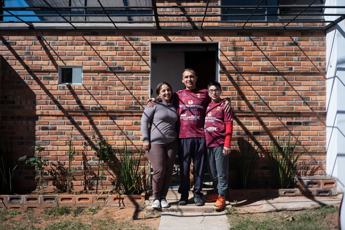 Thobias con sus padres