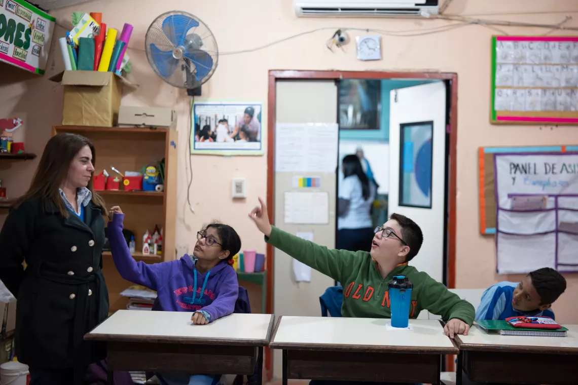 La maestra Yenny impartiendo una clase.