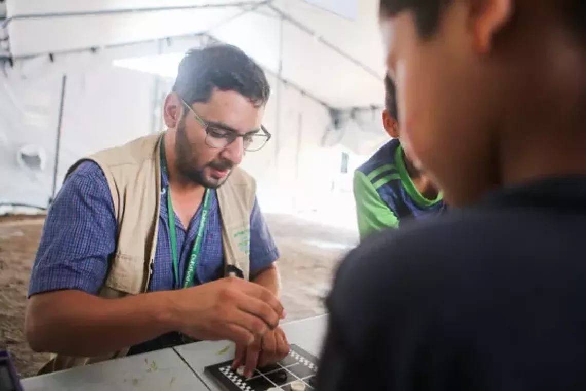 &Oacute;scar Madariaga, especialista de Protecci&oacute;n de ChildFund Honduras juega con ni&ntilde;os en un centro. 