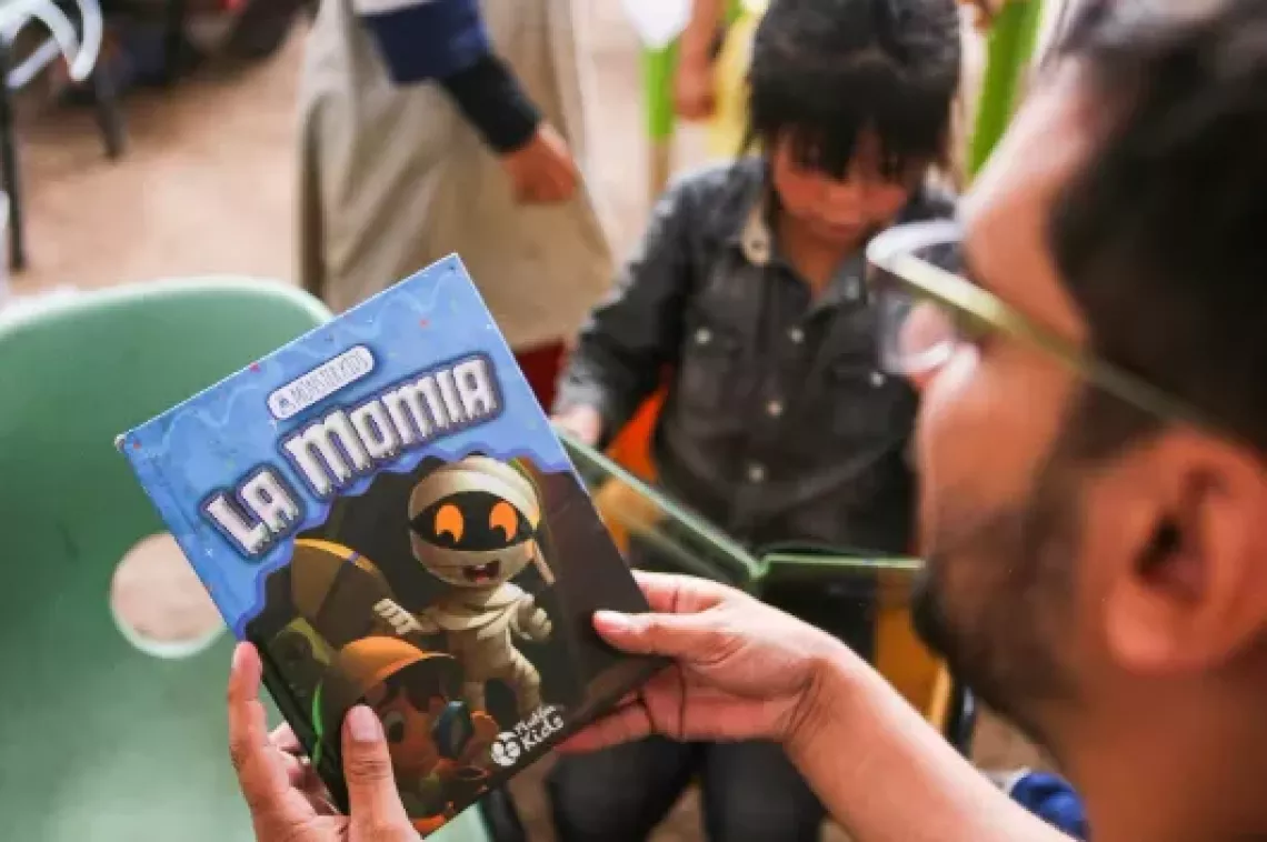 &Oacute;scar Madariaga, especialista de Protecci&oacute;n de ChildFund Honduras lee un libro para lo ni&ntilde;os. 