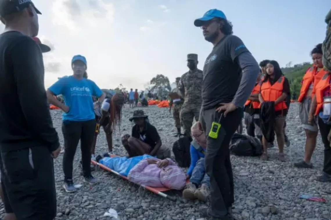 El ingeniero ambiental Jhon Tovar con un grupo de migrantes y autoridades. 