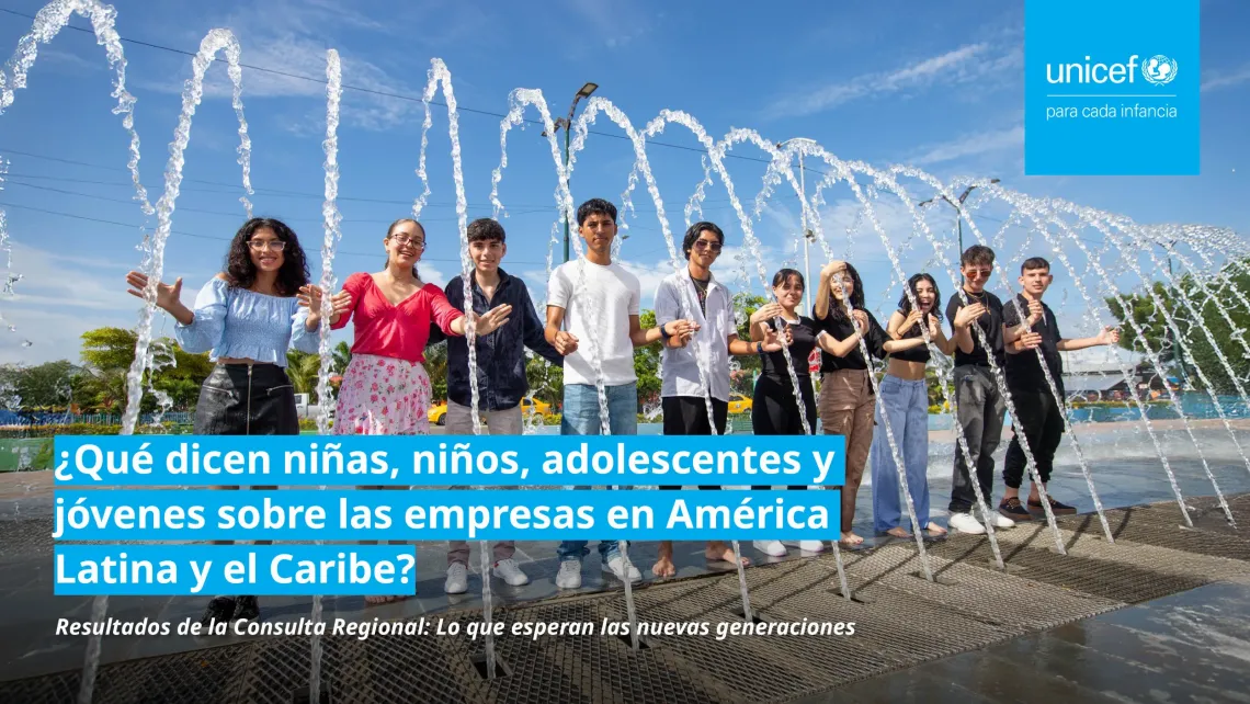 Un grupo de adolescentes bajo una pileta de agua