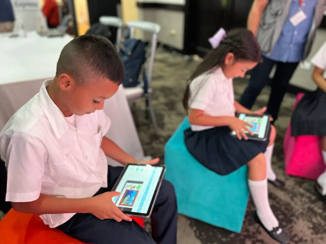 ni&ntilde;o y ni&ntilde;a utilizando una table para acceder a contenido educativo digital de pasaporte de aprendizaje, learning passport