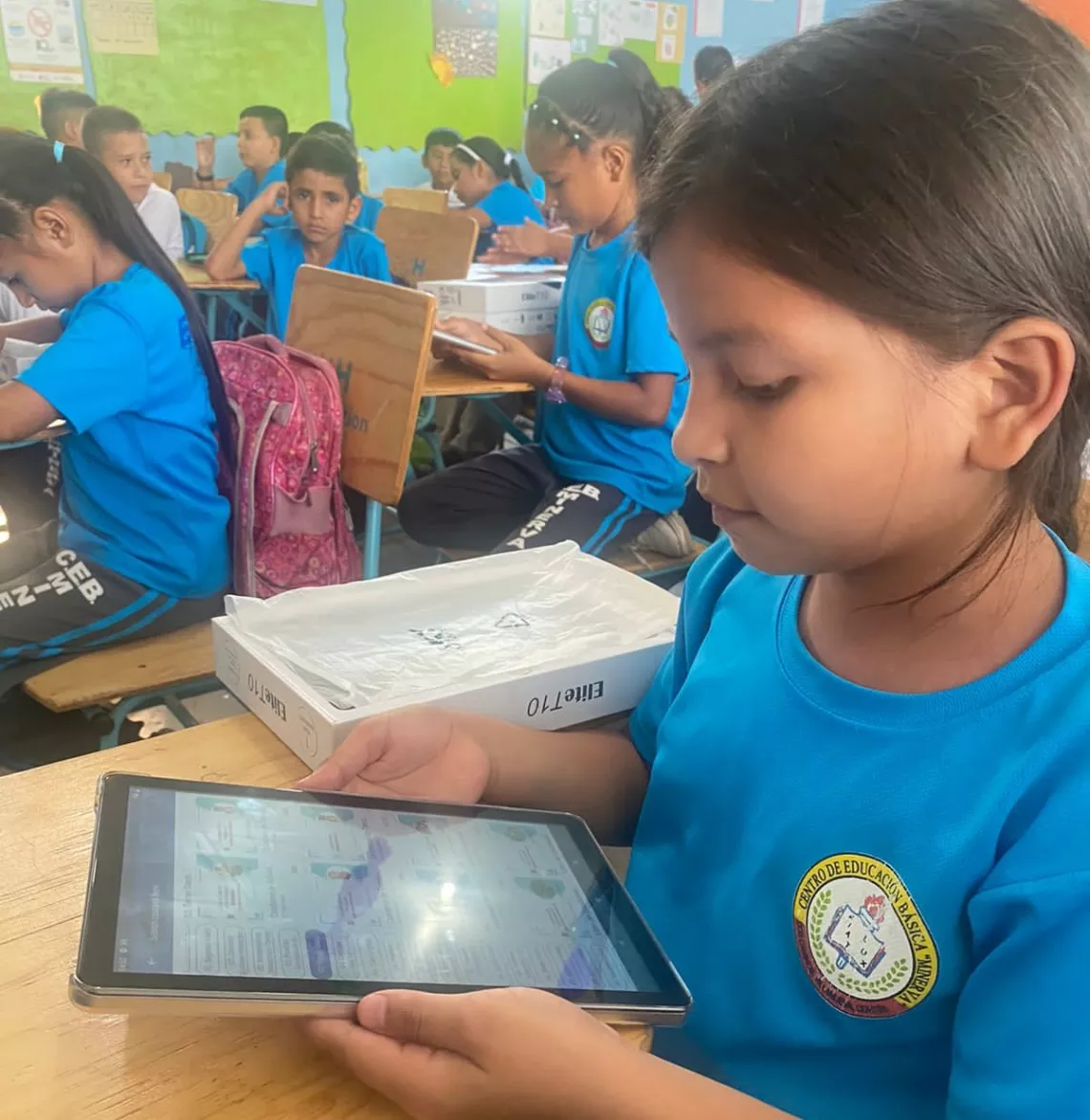 ni&ntilde;a con tablet en la mano en la escuela.