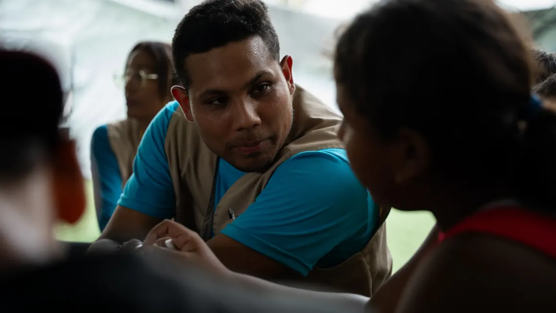 Un hombre escucha con atenci&oacute;n a lo que dicen ni&ntilde;os