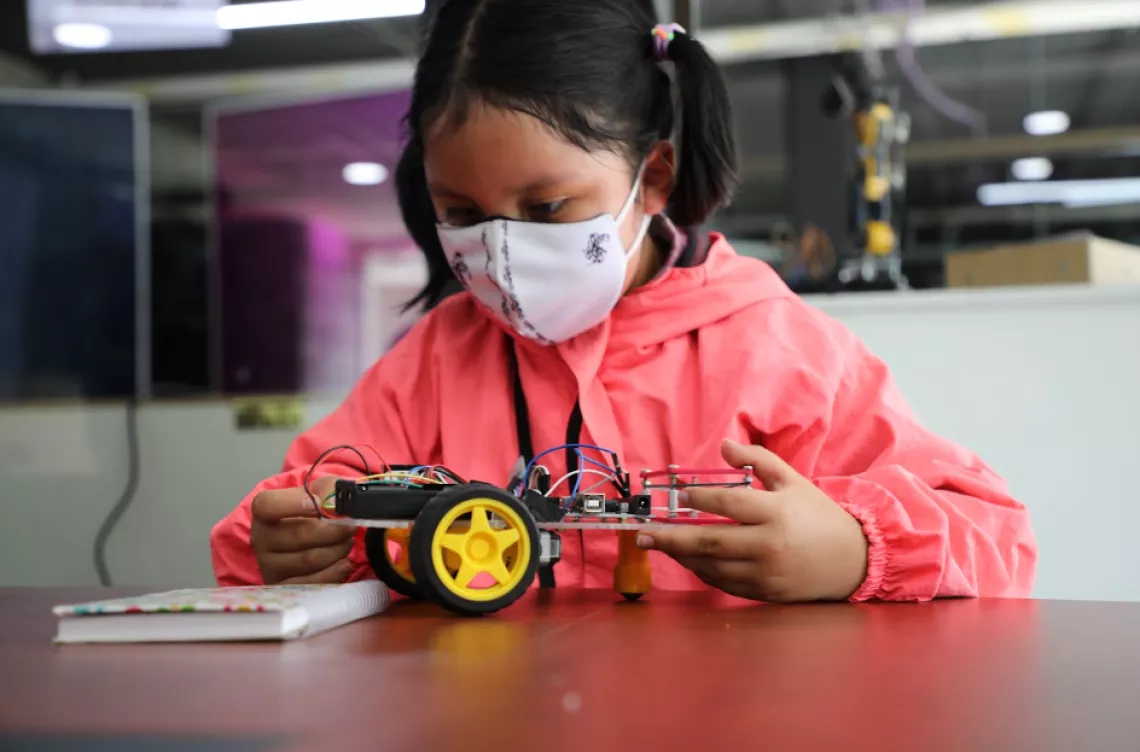 Habilidades digitales y STEM para ni&ntilde;as y adolescentes