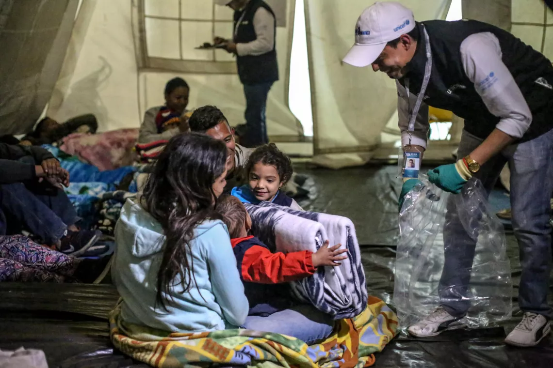 En la noche, ni&ntilde;os y madres venezolanas pasan la noche en las carpas de descanso temporal de UNICEF en Rumichaca, en el lado ecuatoriano de la frontera con Colombia. UNICEF suministra a las madres y a los ni&ntilde;os cobijas t&eacute;rmicas y ropa de invierno. 
