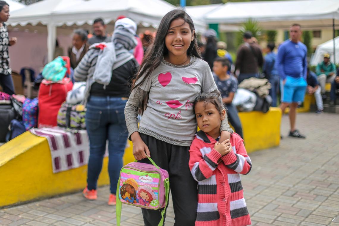 Alegny Acosta, de 12 años, y su hermana Aignara Acosta, de 4 años, emigraron con su familia desde Venezuela