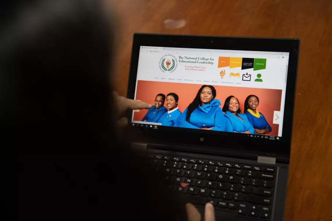 ni&ntilde;a est&aacute; mirando la pantalla del computador.