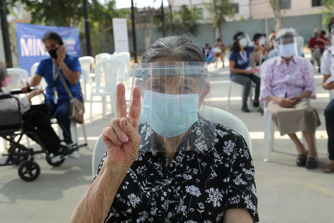 Las personas de edad comenzaron a recibir las vacunas contra la COVID-19 en un puesto de vacunaci&oacute;n instalado en el distrito San Mart&iacute;n de Porres, en Lima, Per&uacute;.