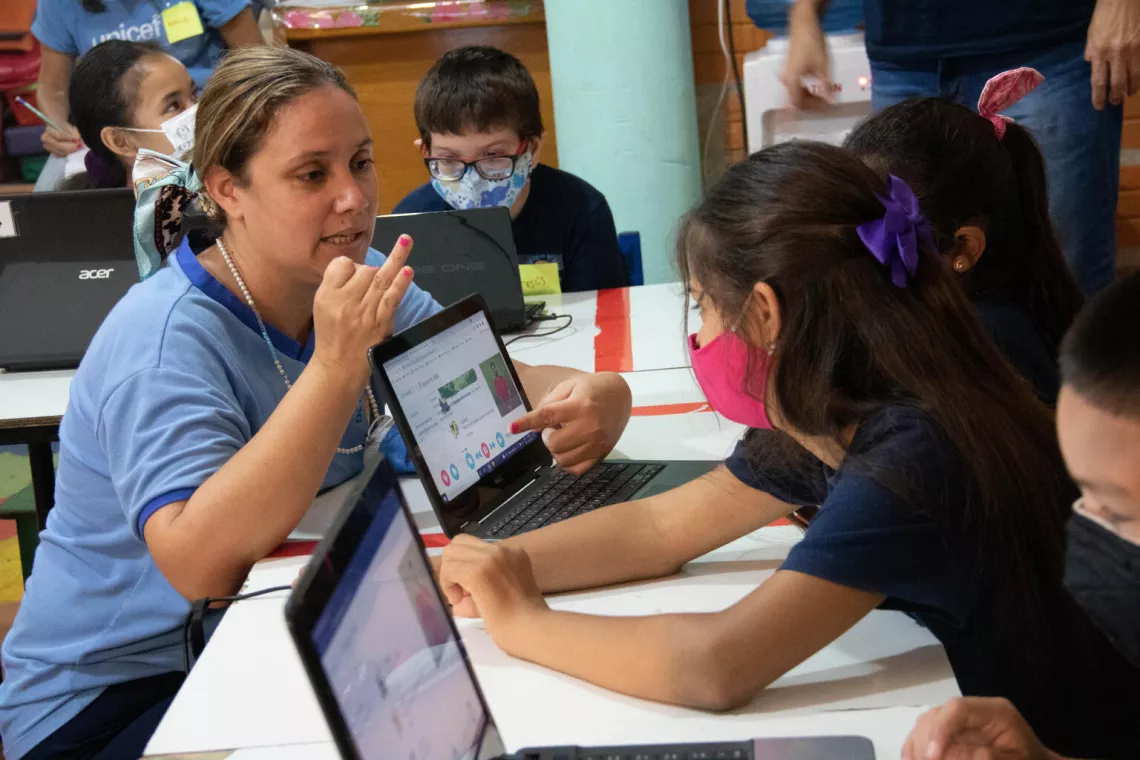 1st grade students learning sign-language through an Accessible Digital Textbook (ADT) in a inclusive classroom of the school Escuela B&aacute;sica Medalla Milagrosa, located in Limpio, Paraguay during the 1st pilot of ADT in the country.