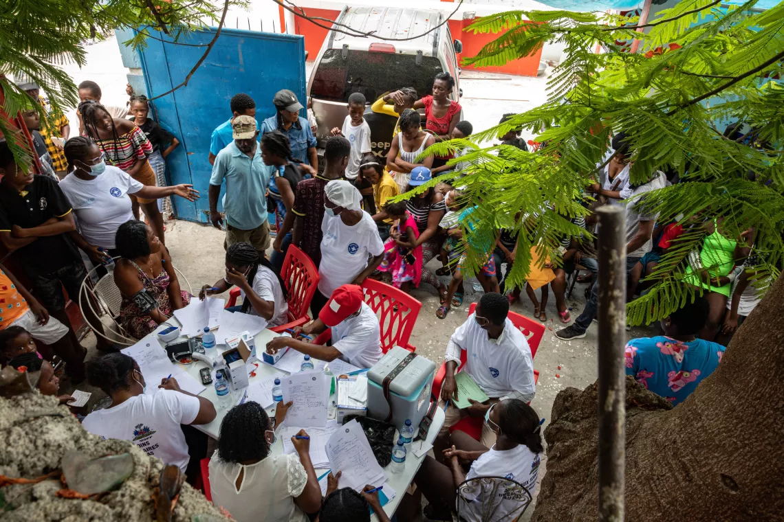 Un equipo médico brinda servicios médicos en una clínica que funciona en una casa privada en el área de Bas Delmas en Port-au-Prince.