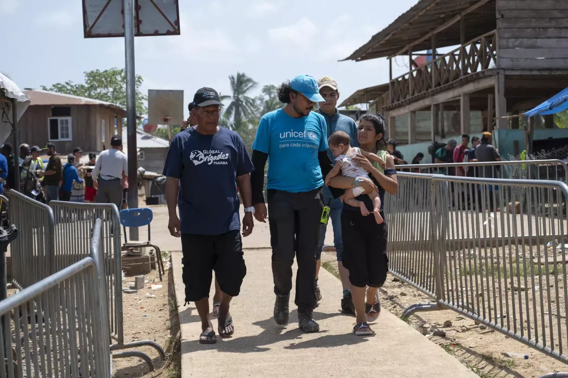 El ingeniero ambiental Jhon Tovar Barrera, junto a migrantes que salieron del Tap&oacute;n del Dari&eacute;n.